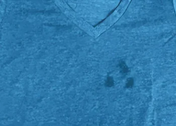 طرق إزالة بقع الزيوت من الملابس