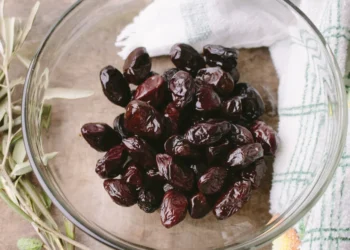 طريقة تسويد الزيتون