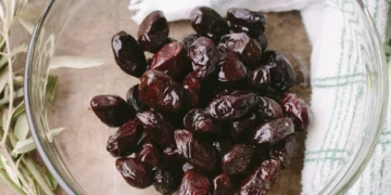 طريقة تسويد الزيتون