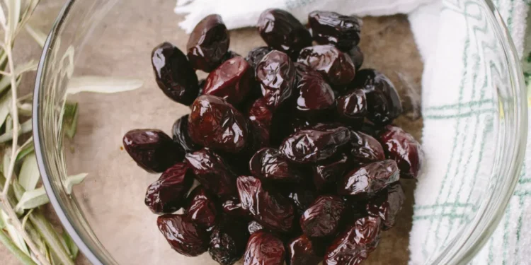 طريقة تسويد الزيتون